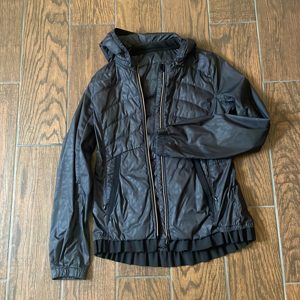 Lululemon rain jacket. Size tag has been removed but probably a 4 or 6.